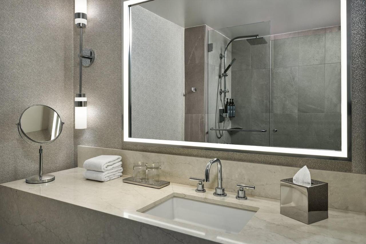 Executive Suite, 1 King, Sofa bed at The Westin Bellevue