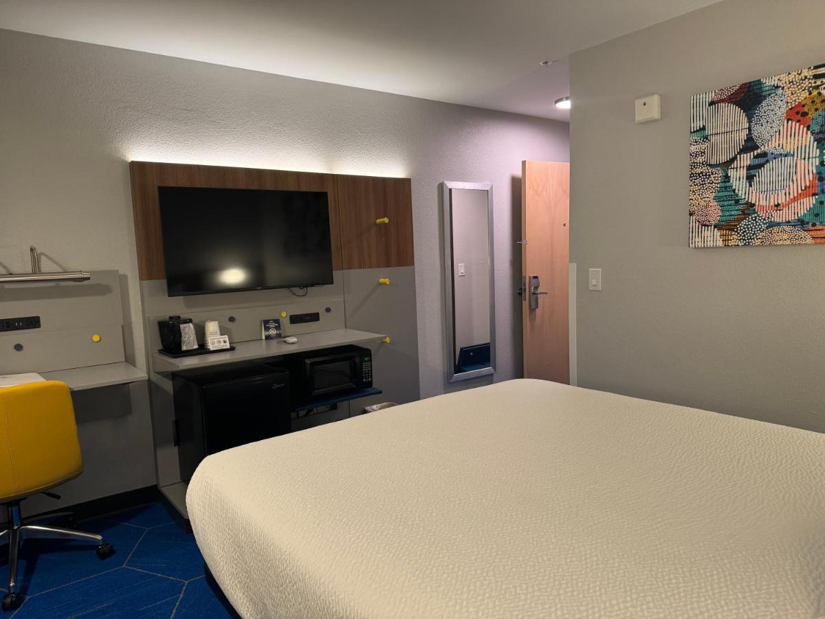 Queen Room at Microtel Inn & Suites by Wyndham Independence