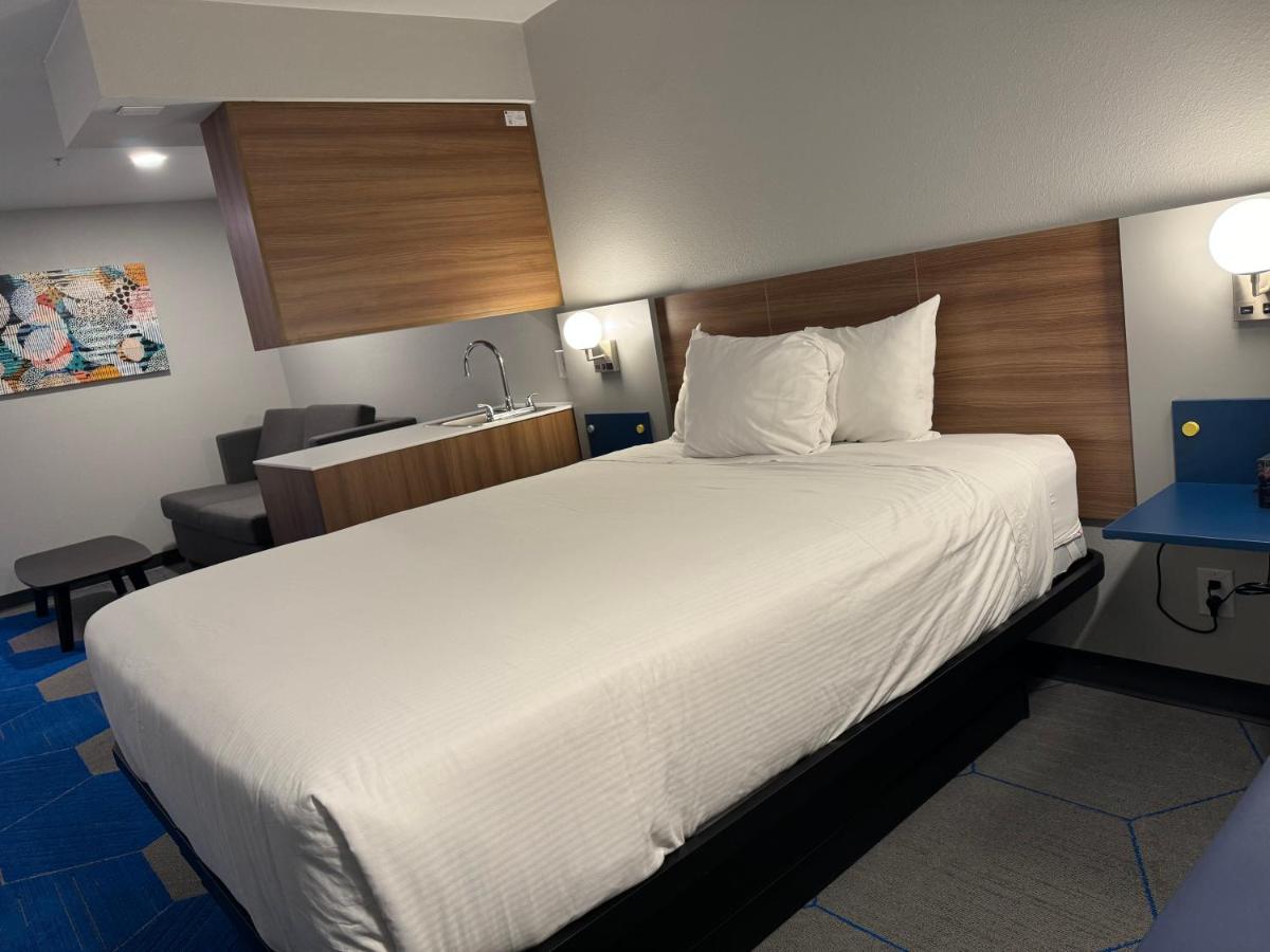 Queen Suite at Microtel Inn & Suites by Wyndham Independence