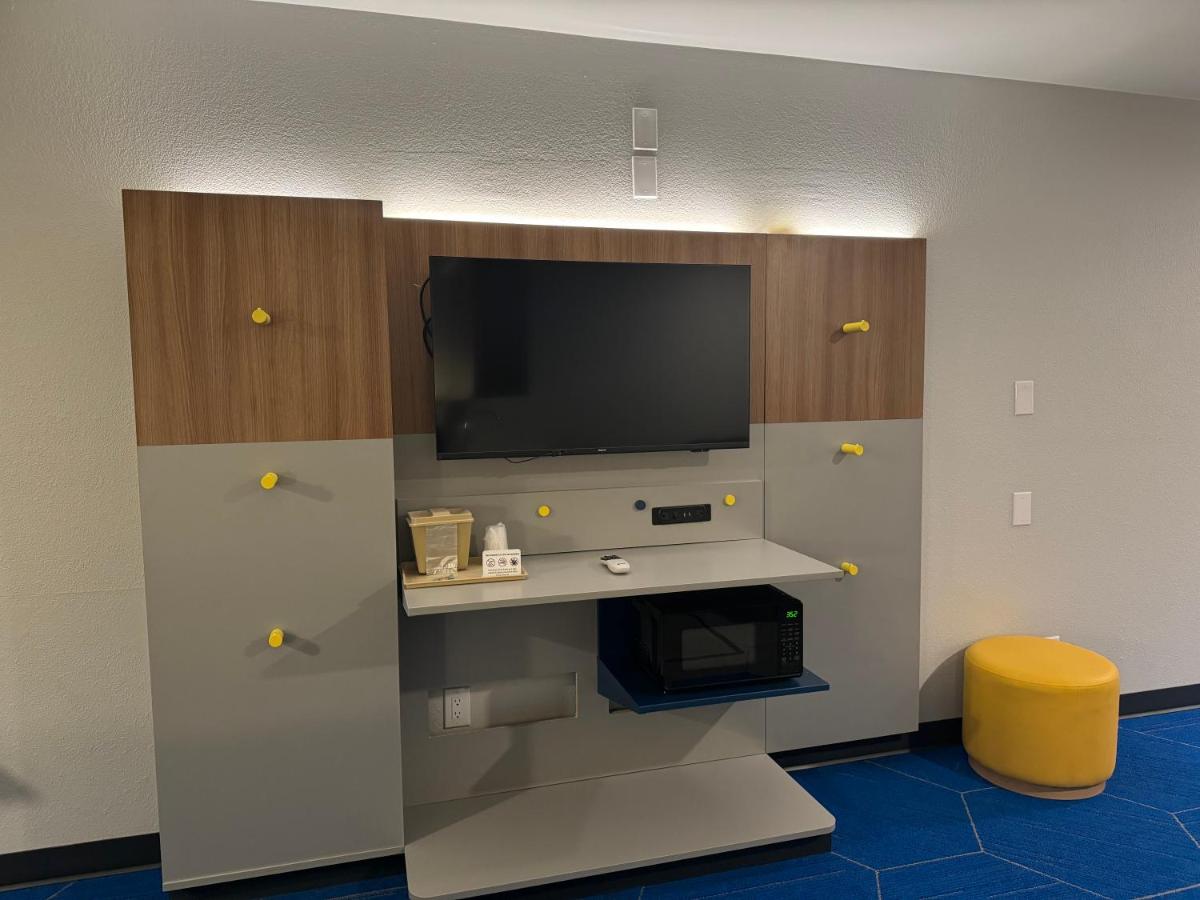 Queen Suite at Microtel Inn & Suites by Wyndham Independence