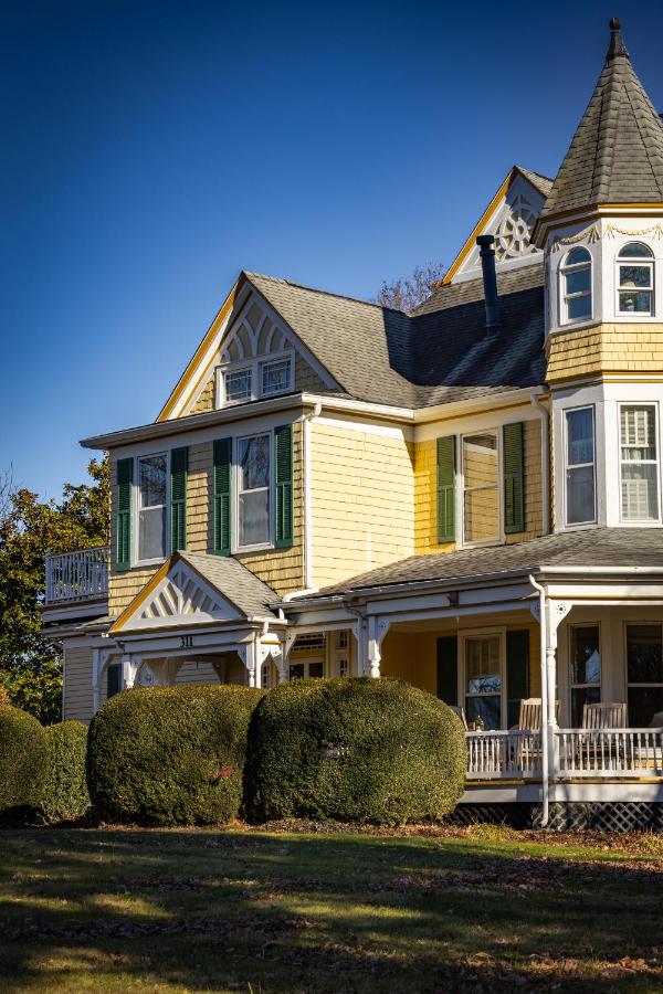 | The Oaks Victorian Inn