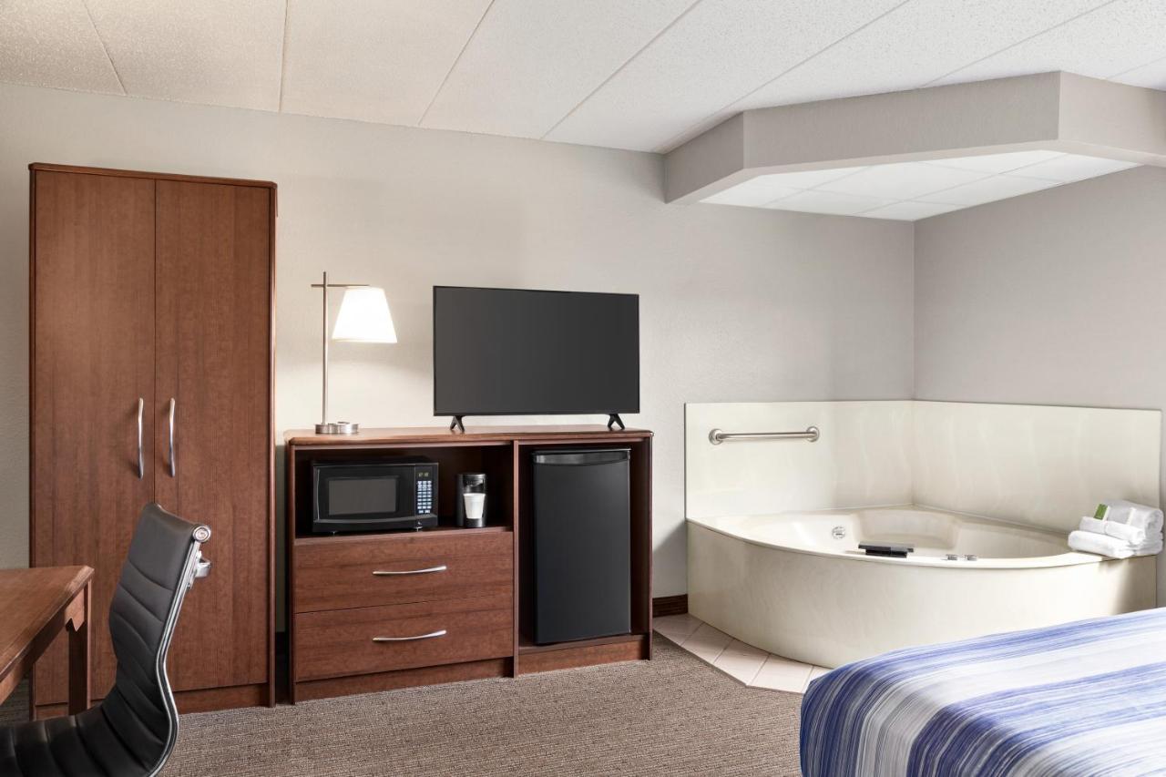 Deluxe King Suite - Non-Smoking at AmericInn by Wyndham Fergus Falls - Conference Center
