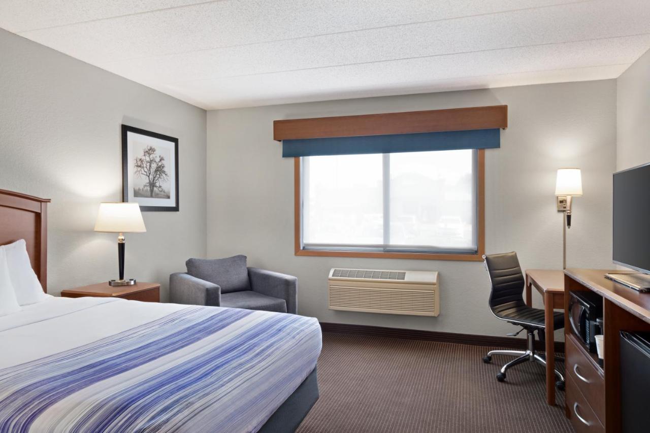 Queen Room - Non-Smoking at AmericInn by Wyndham Fergus Falls - Conference Center