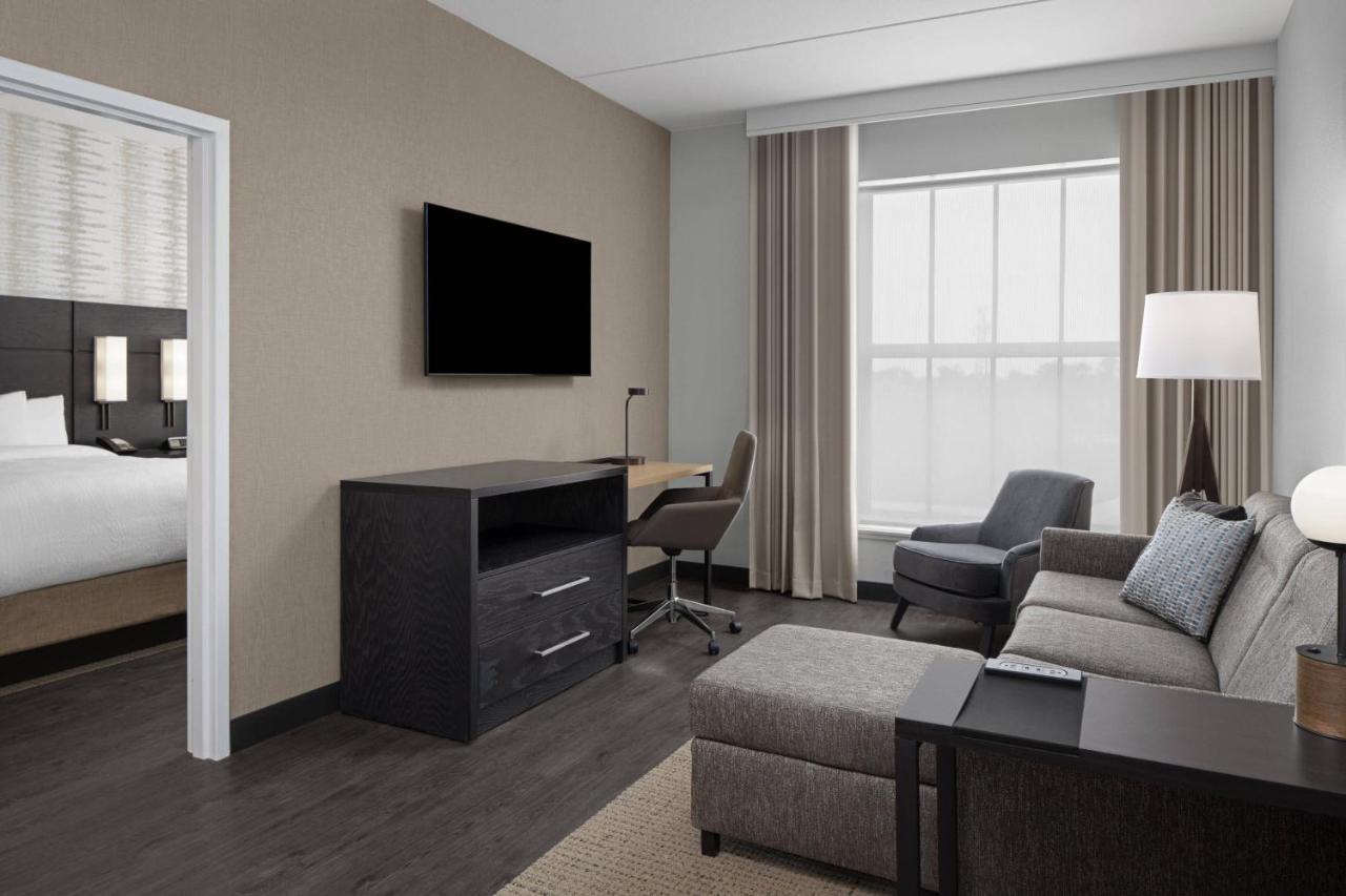 One-Bedroom Corner Suite with Adapted Tub - Mobility Accessible at Residence Inn By Marriott Jacksonville - Mayo Clinic Area