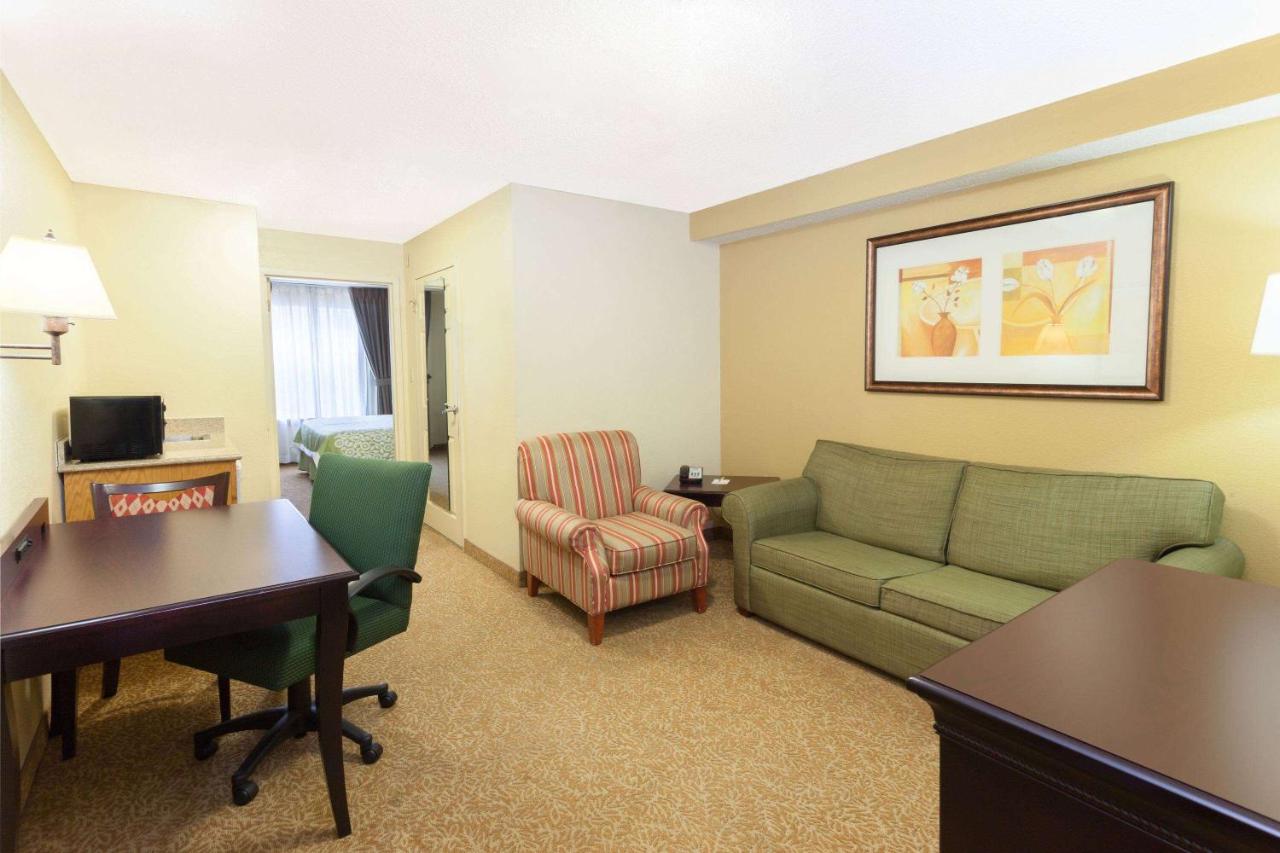 One-Bedroom King Suite - Smoking at Days Inn & Suites by Wyndham Tucker/Northlake