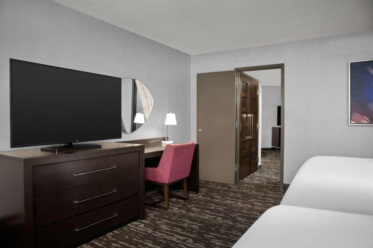 Double Premium Suite - Mobility/Hearing Accessible/Bath Tub/Non-Smoking at Embassy Suites by Hilton Crystal City National Airport