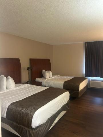 Queen Room with Two Queen Beds at Baymont by Wyndham Battle Creek/I-94