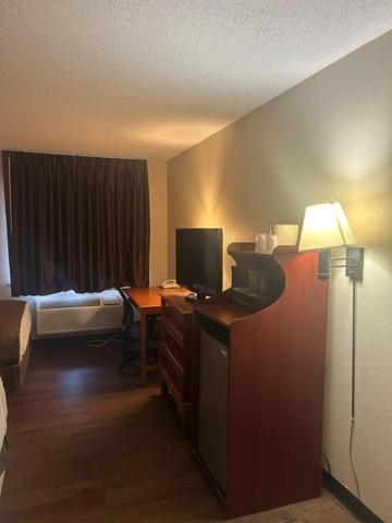 Queen Room with Two Queen Beds at Baymont by Wyndham Battle Creek/I-94