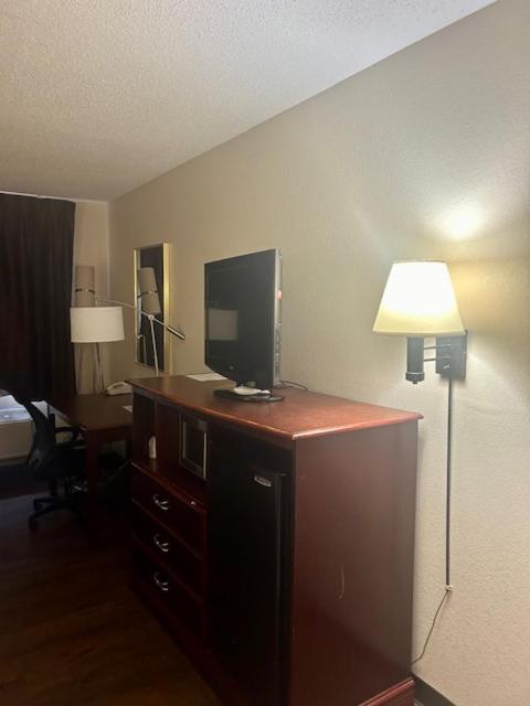 King Room - Non-Smoking at Baymont by Wyndham Battle Creek/I-94