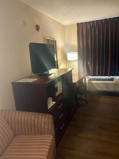 Queen Room - Disability Access - Non-Smoking at Baymont by Wyndham Battle Creek/I-94