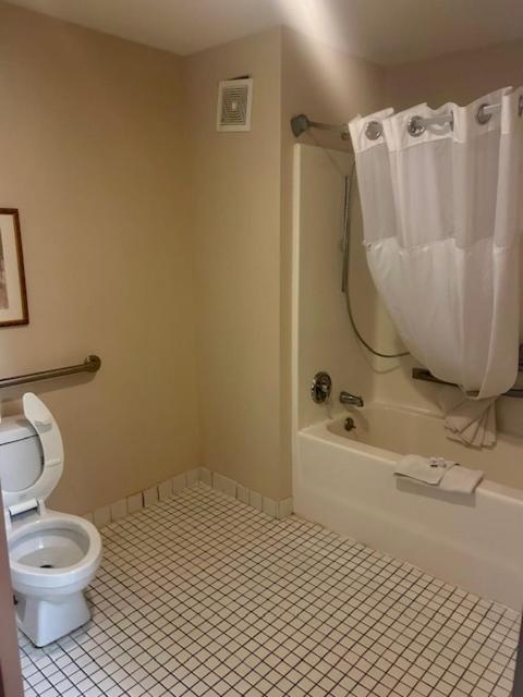 Queen Room - Disability Access - Non-Smoking at Baymont by Wyndham Battle Creek/I-94