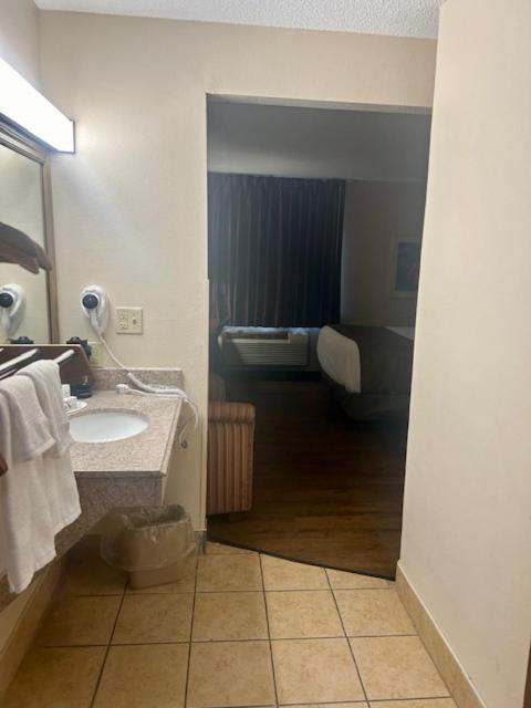 Queen Room - Disability Access - Non-Smoking at Baymont by Wyndham Battle Creek/I-94