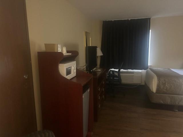 Queen Room - Non-Smoking at Baymont by Wyndham Battle Creek/I-94