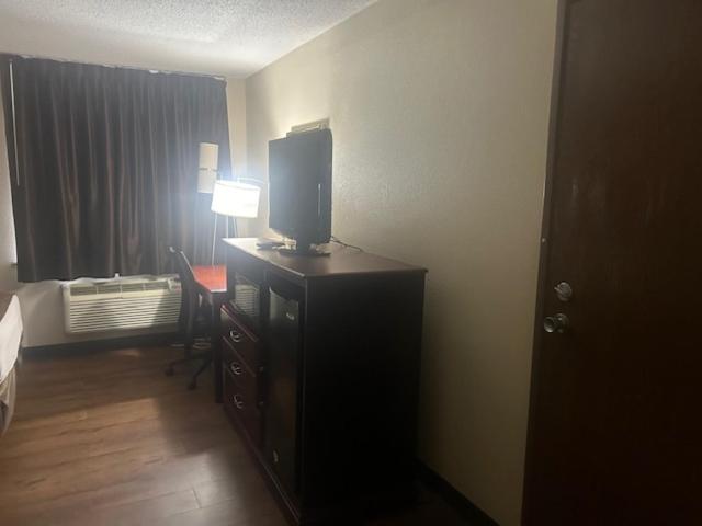 Queen Room - Non-Smoking at Baymont by Wyndham Battle Creek/I-94