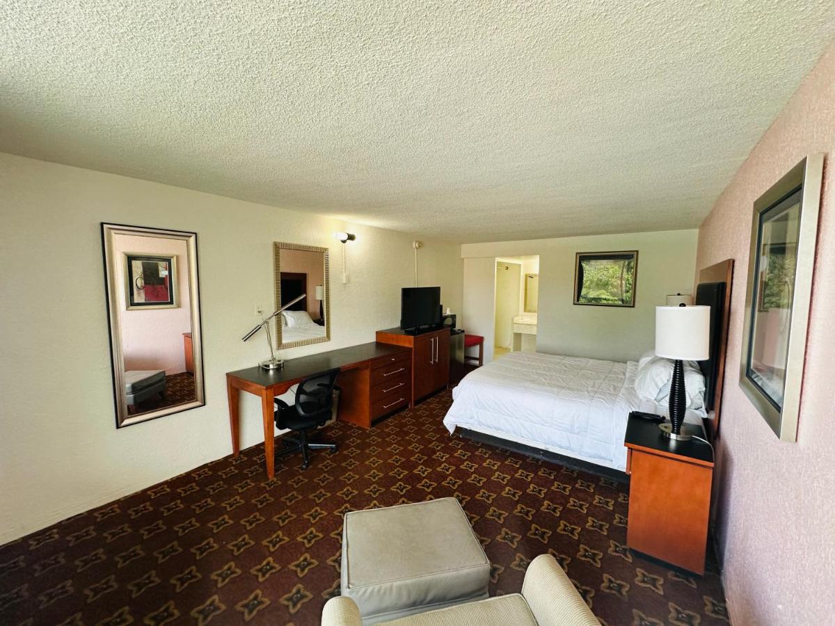 Standard King Room - Smoking at Boca Inn