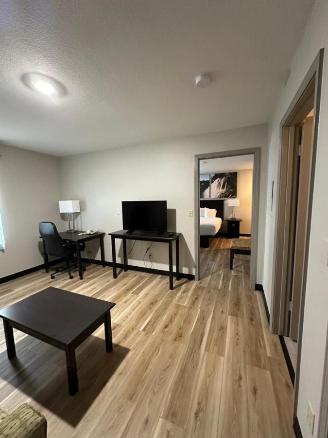 One-Bedroom Deluxe King Suite - Non-Smoking at Days Inn and Suites by Wyndham Sikeston