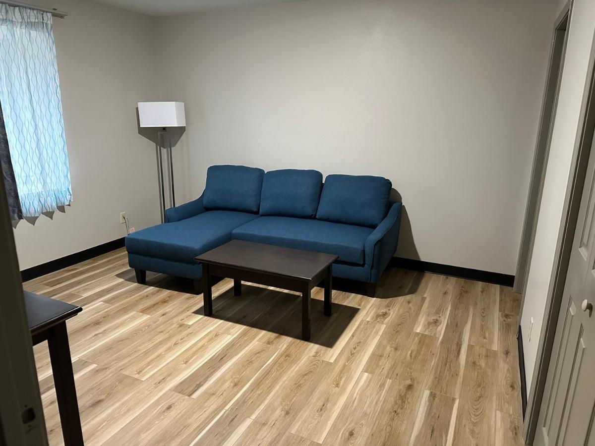 One-Bedroom Deluxe King Suite - Non-Smoking at Days Inn and Suites by Wyndham Sikeston