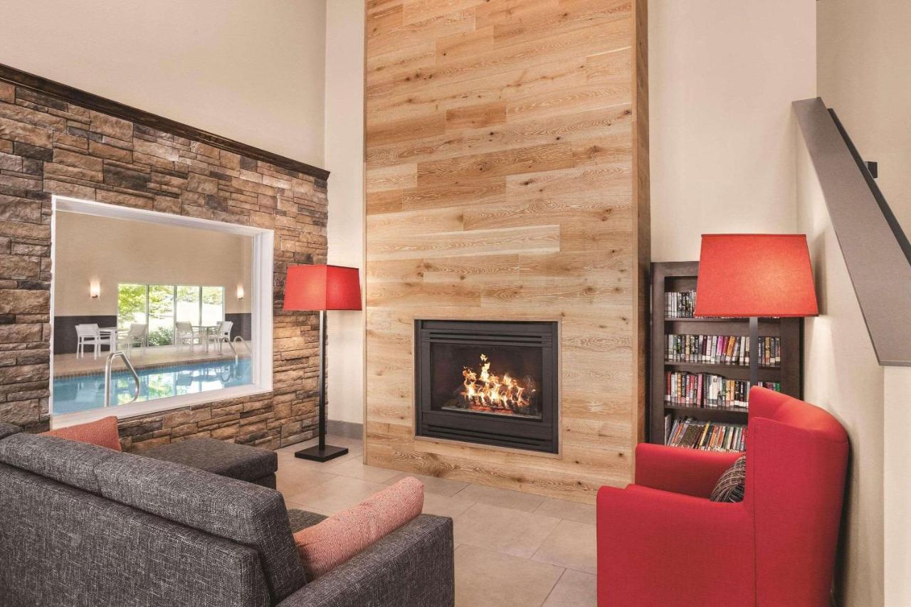 | Country Inn & Suites by Radisson, Buffalo, MN