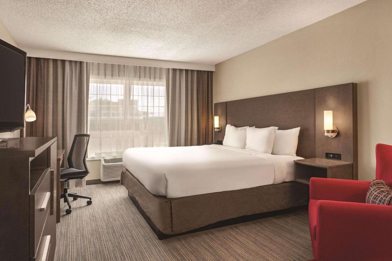 | Country Inn & Suites by Radisson, Buffalo, MN