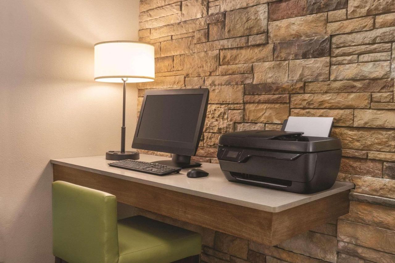 | Country Inn & Suites by Radisson, Buffalo, MN