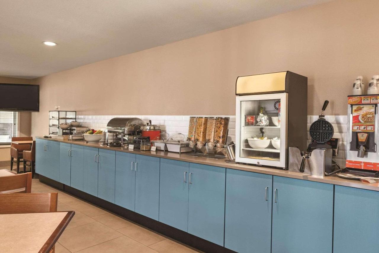 | Country Inn & Suites by Radisson, Buffalo, MN
