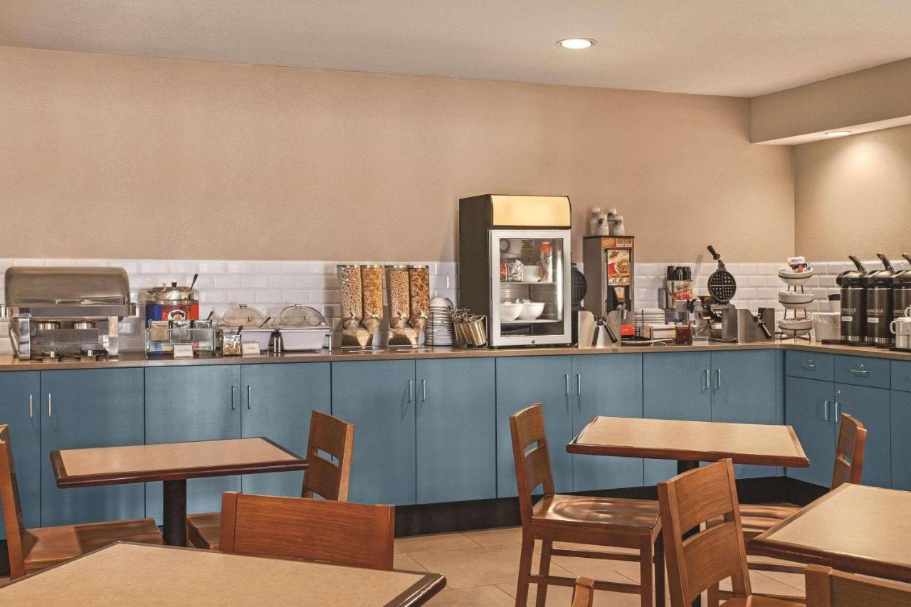 | Country Inn & Suites by Radisson, Buffalo, MN