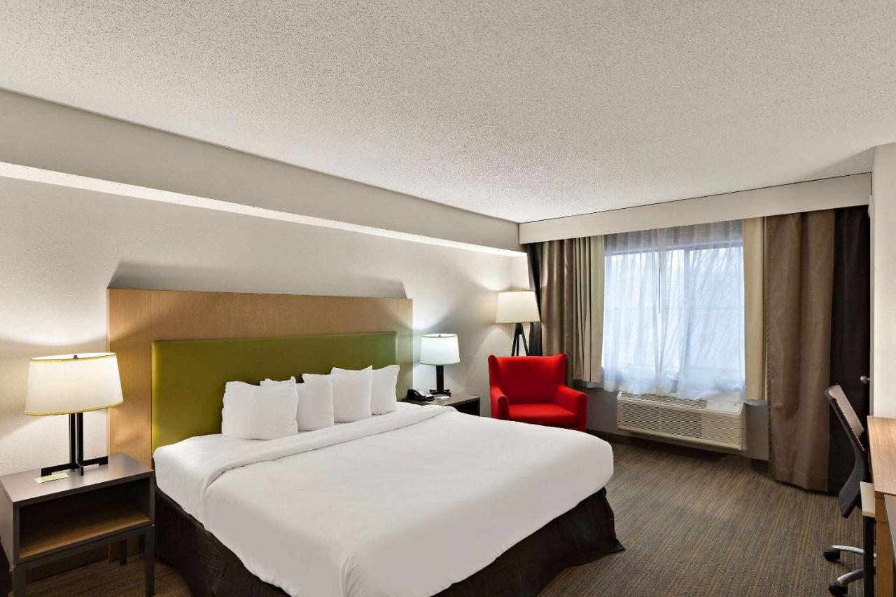 One-Bedroom Suite at Country Inn & Suites by Radisson, Jonesborough-Johnson City West, TN
