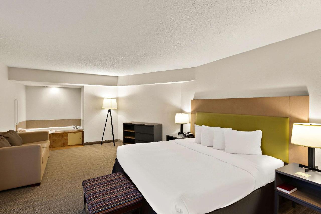 Executive Suite at Country Inn & Suites by Radisson, Jonesborough-Johnson City West, TN