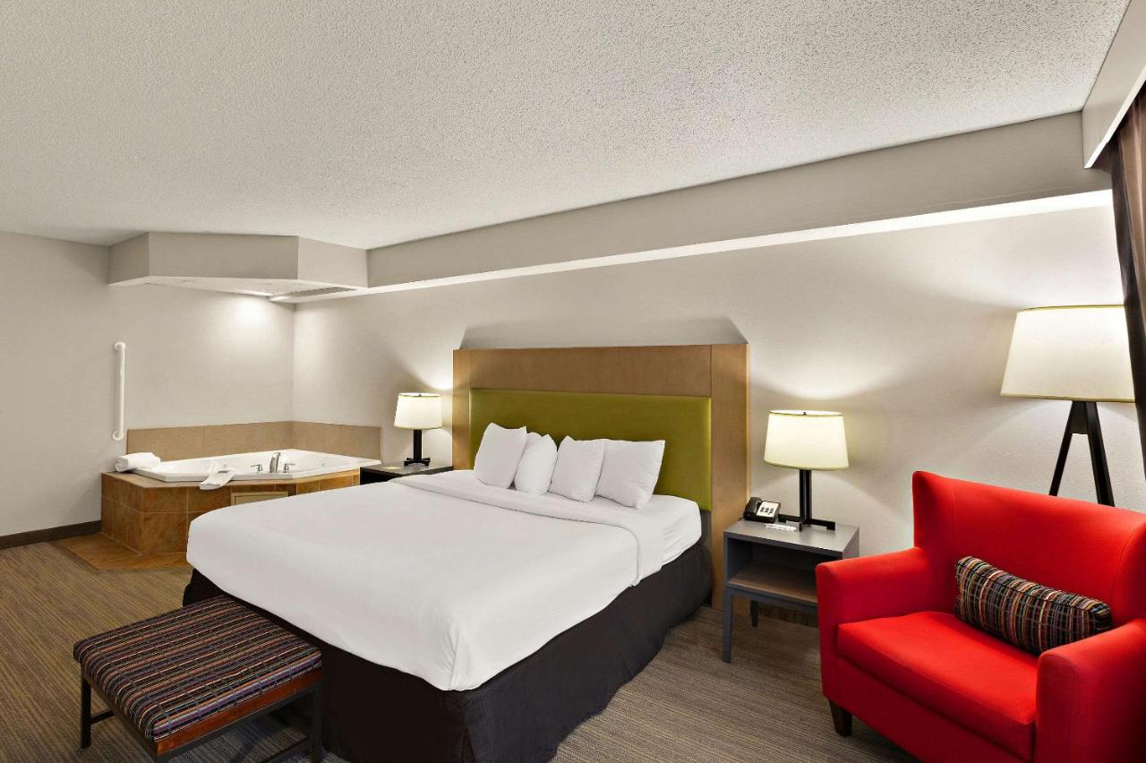 King Room with Whirlpool at Country Inn & Suites by Radisson, Jonesborough-Johnson City West, TN