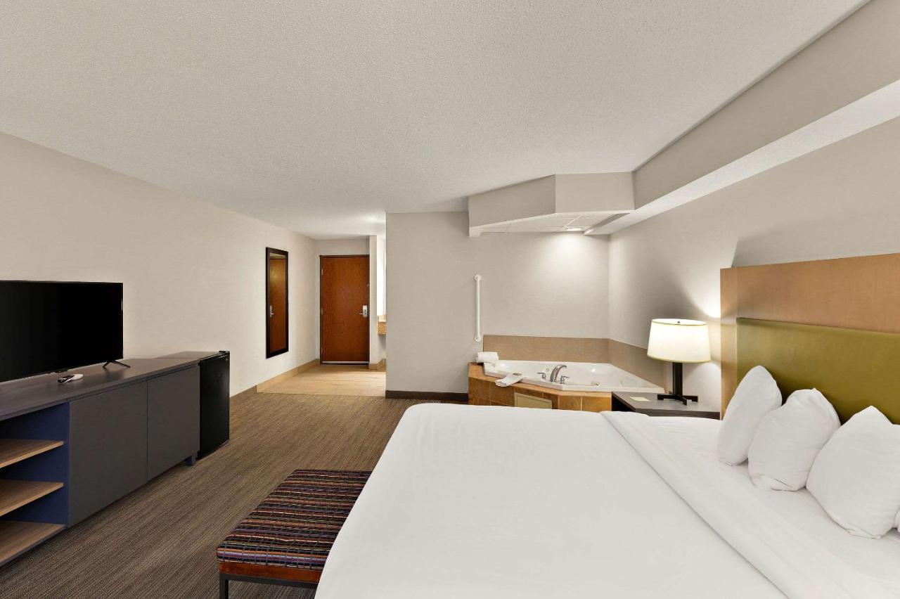 King Room with Whirlpool at Country Inn & Suites by Radisson, Jonesborough-Johnson City West, TN
