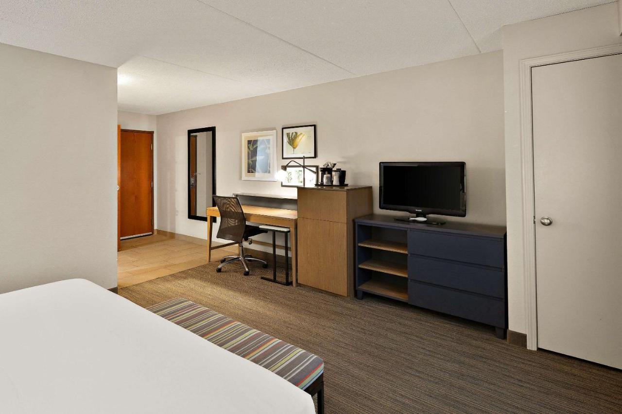 King Room with Roll-in - Disability Access at Country Inn & Suites by Radisson, Jonesborough-Johnson City West, TN