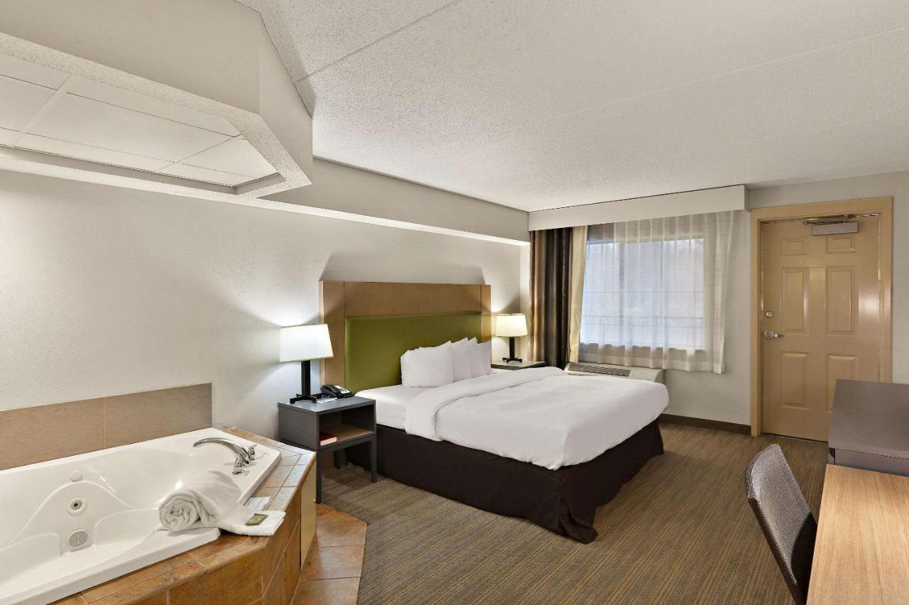 King Room with Whirlpool and Balcony at Country Inn & Suites by Radisson, Jonesborough-Johnson City West, TN