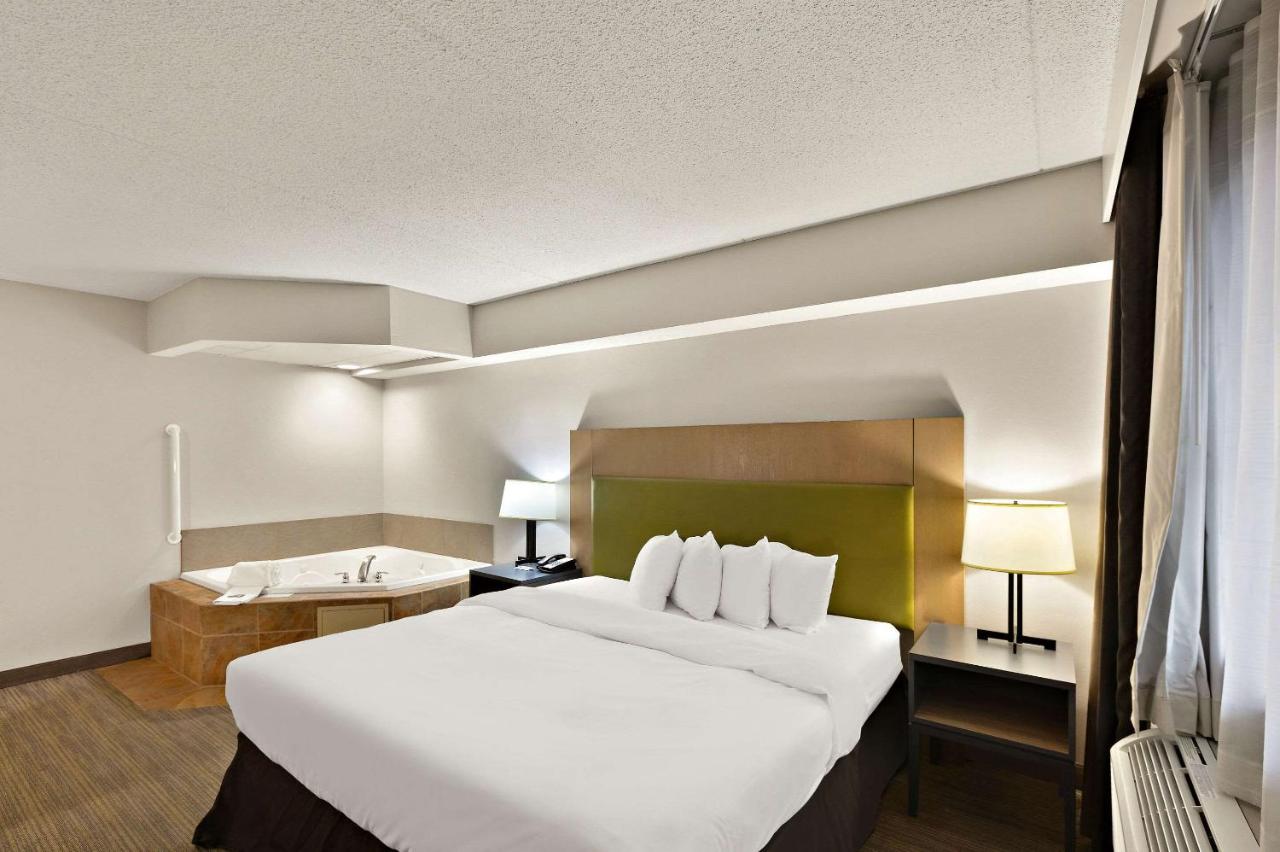 King Room with Whirlpool and Balcony at Country Inn & Suites by Radisson, Jonesborough-Johnson City West, TN