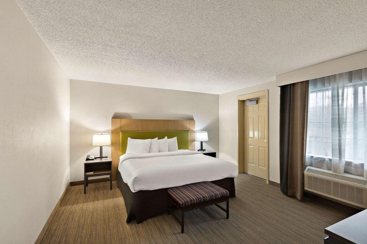 Suite with Kitchenette at Country Inn & Suites by Radisson, Jonesborough-Johnson City West, TN