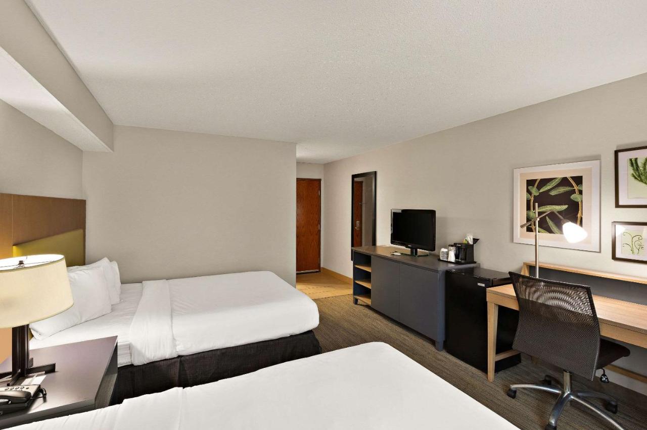 Queen Room with Two Queen Beds and Roll-In Shower at Country Inn & Suites by Radisson, Jonesborough-Johnson City West, TN