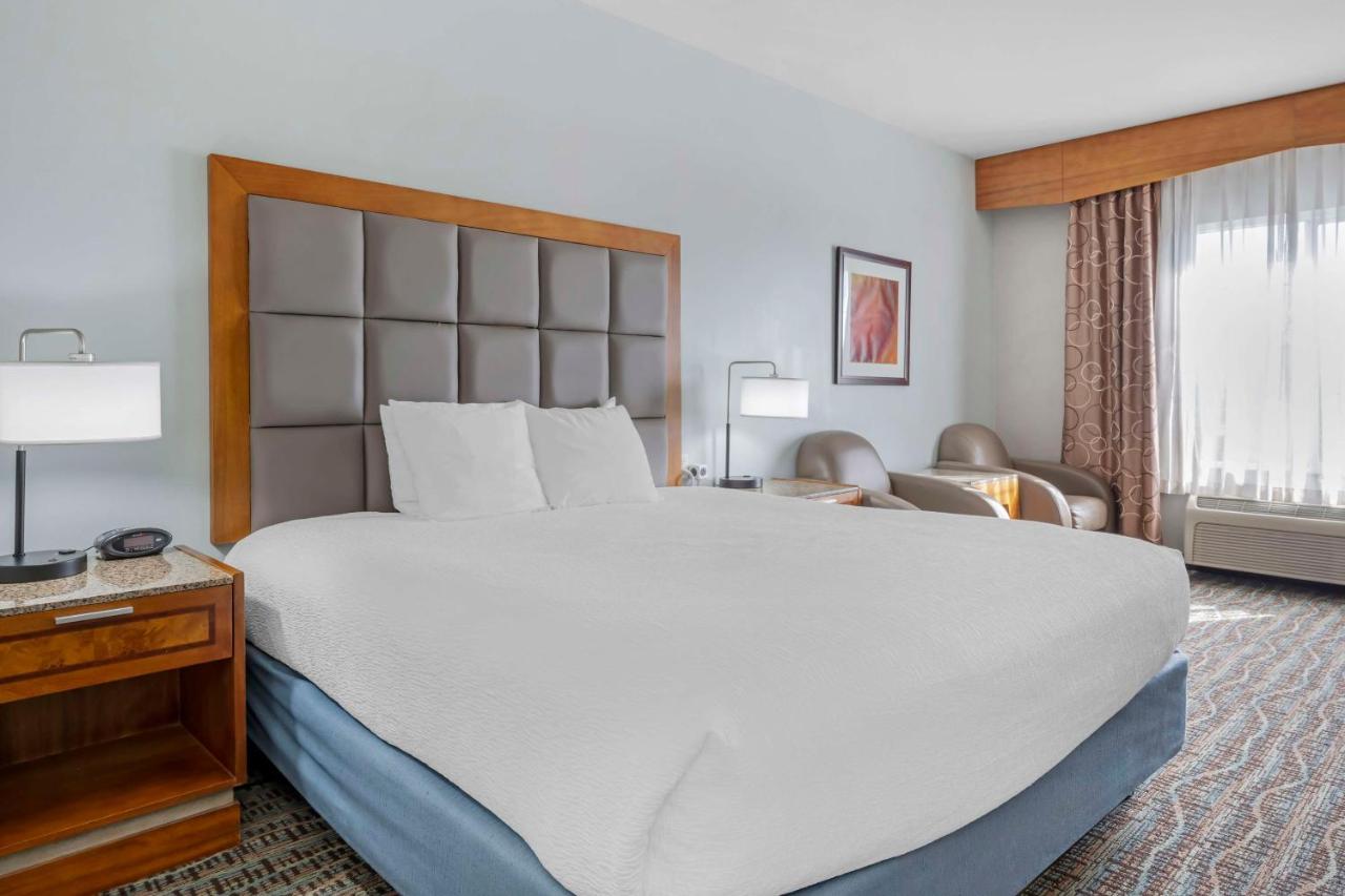 | Best Western PLUS Peppertree Inn at Omak