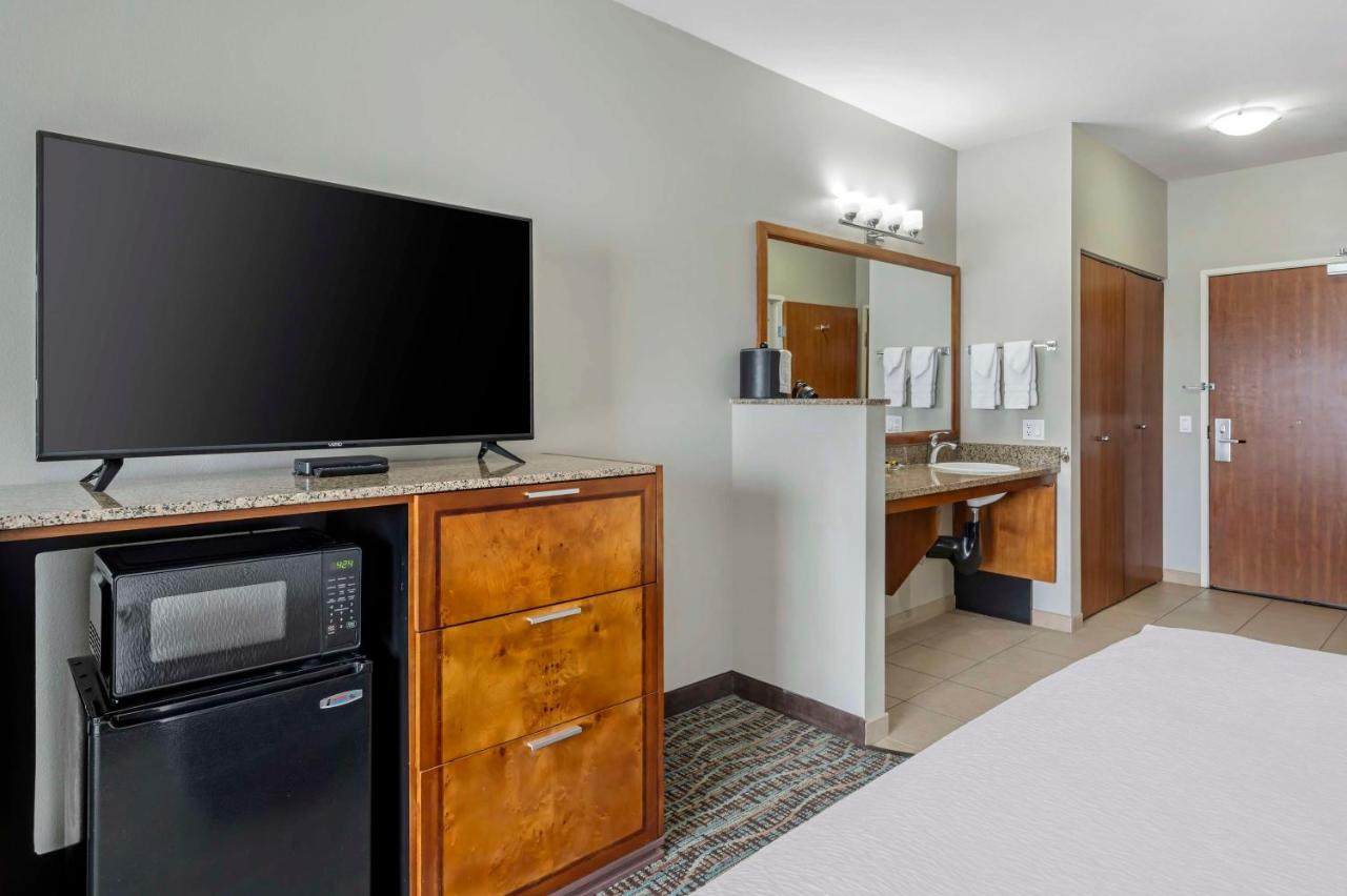 | Best Western PLUS Peppertree Inn at Omak