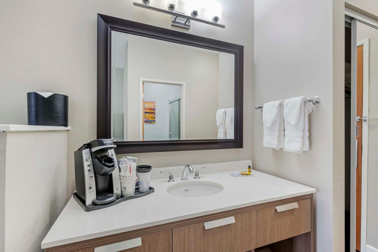 | Best Western PLUS Peppertree Inn at Omak