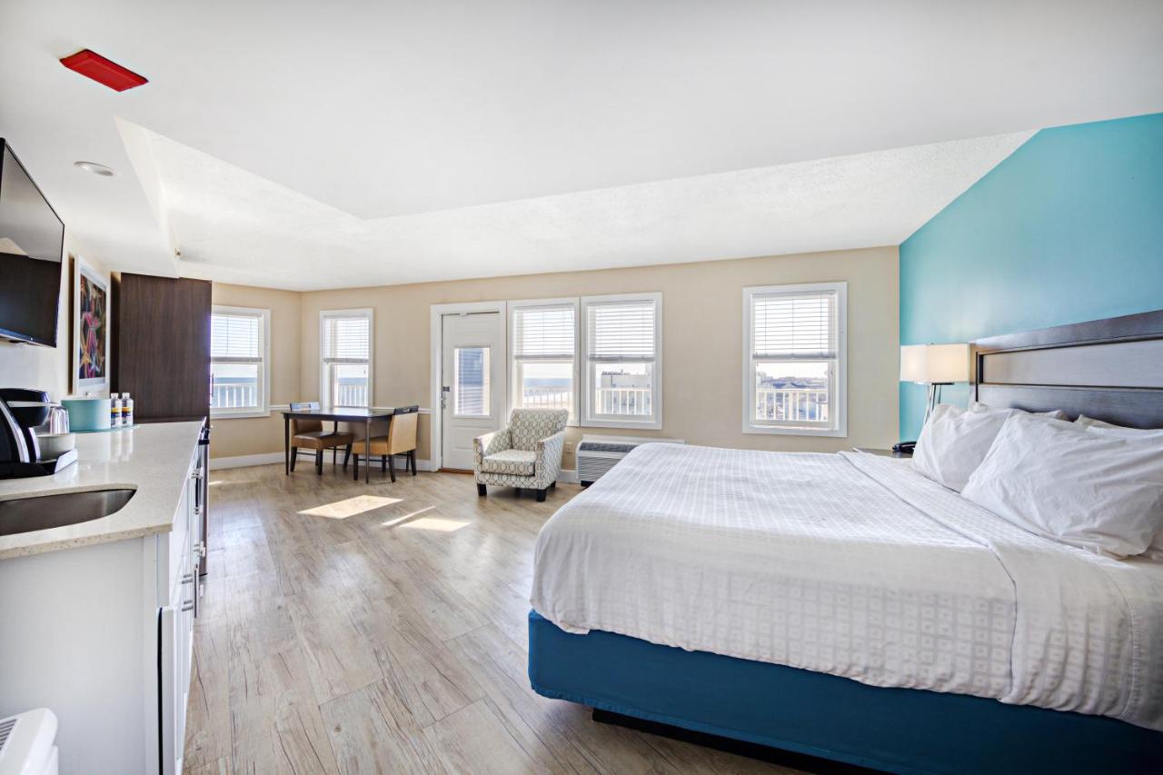 Deluxe King Suite at Commander Hotel & Suites