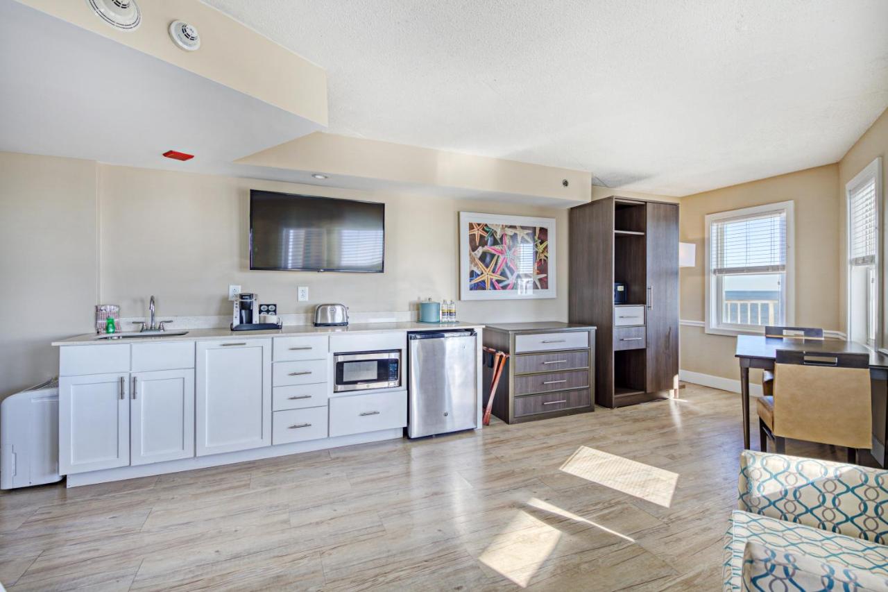 Deluxe King Suite at Commander Hotel & Suites