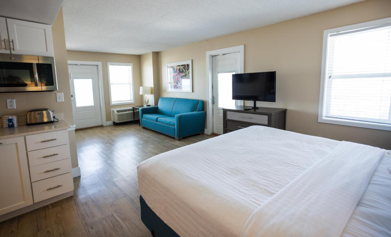 Deluxe Suite with Sea View at Commander Hotel & Suites