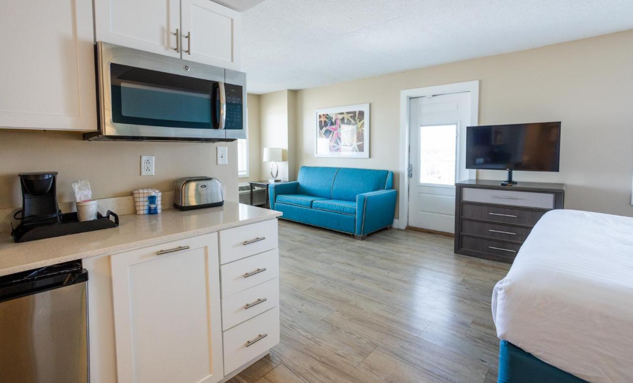Deluxe Suite with Sea View at Commander Hotel & Suites