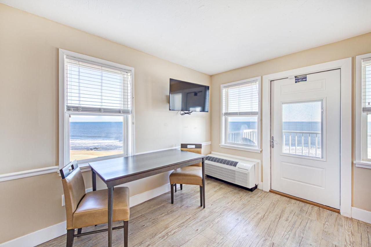 King Suite with Sea View at Commander Hotel & Suites