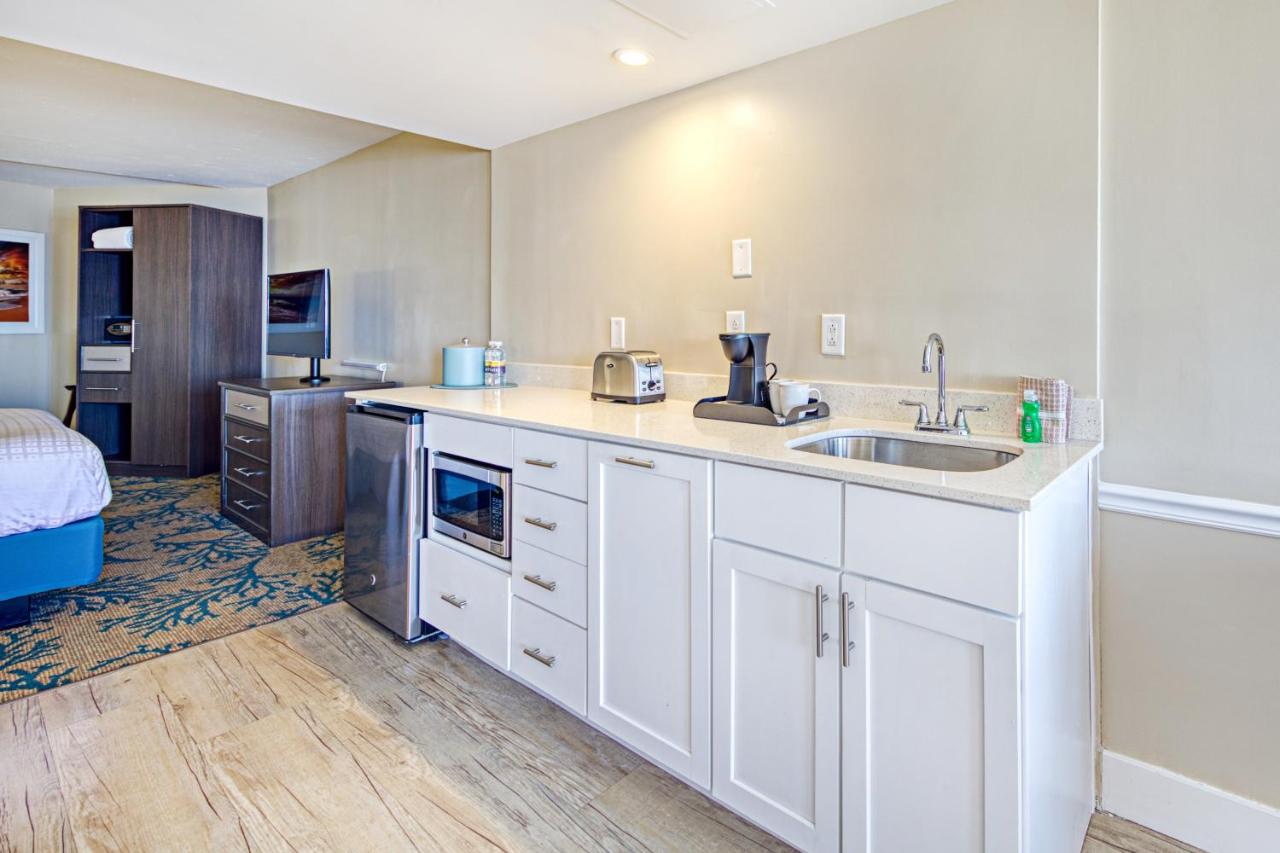 Promenade Suite at Commander Hotel & Suites