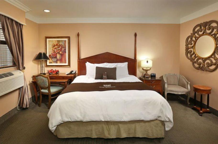 Executive King Room at Brand Plaza Hotel