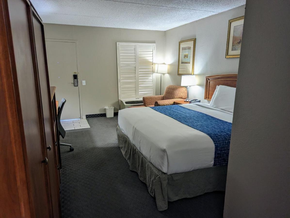 Queen Room - Disability Access - Non-Smoking at Travelodge by Wyndham Pueblo