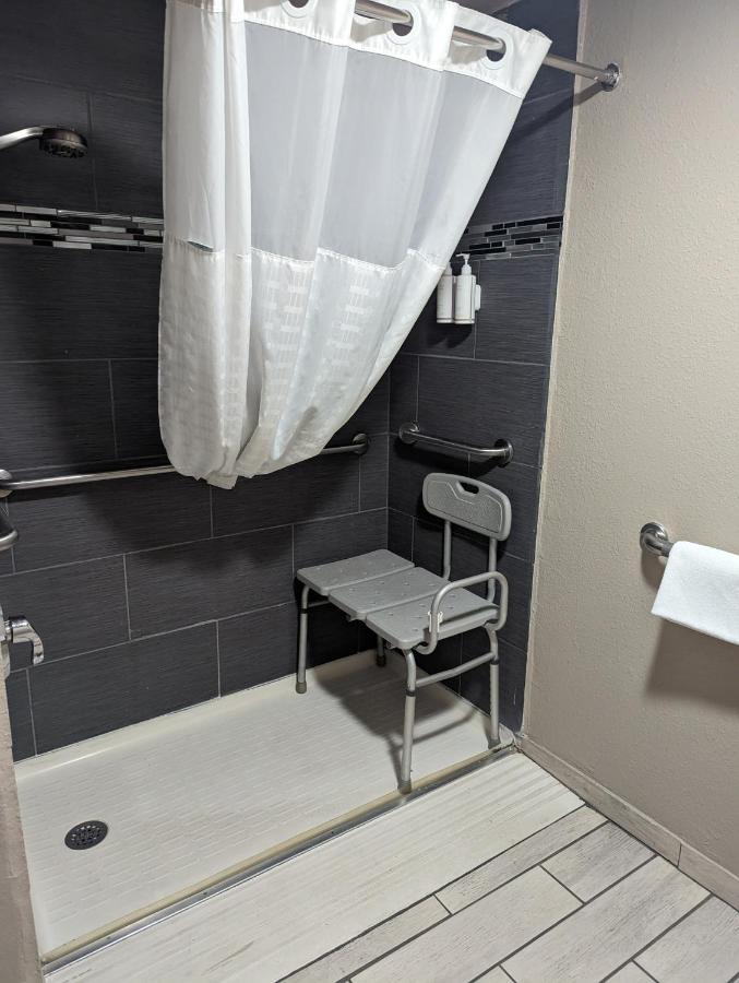 Queen Room - Disability Access - Non-Smoking at Travelodge by Wyndham Pueblo