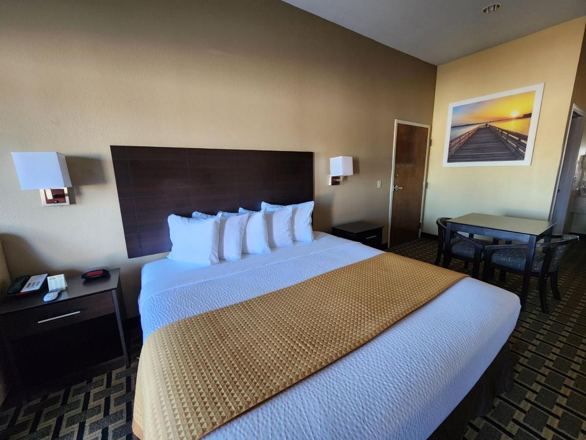 King Room - Smoking at Days Inn by Wyndham Baytown East