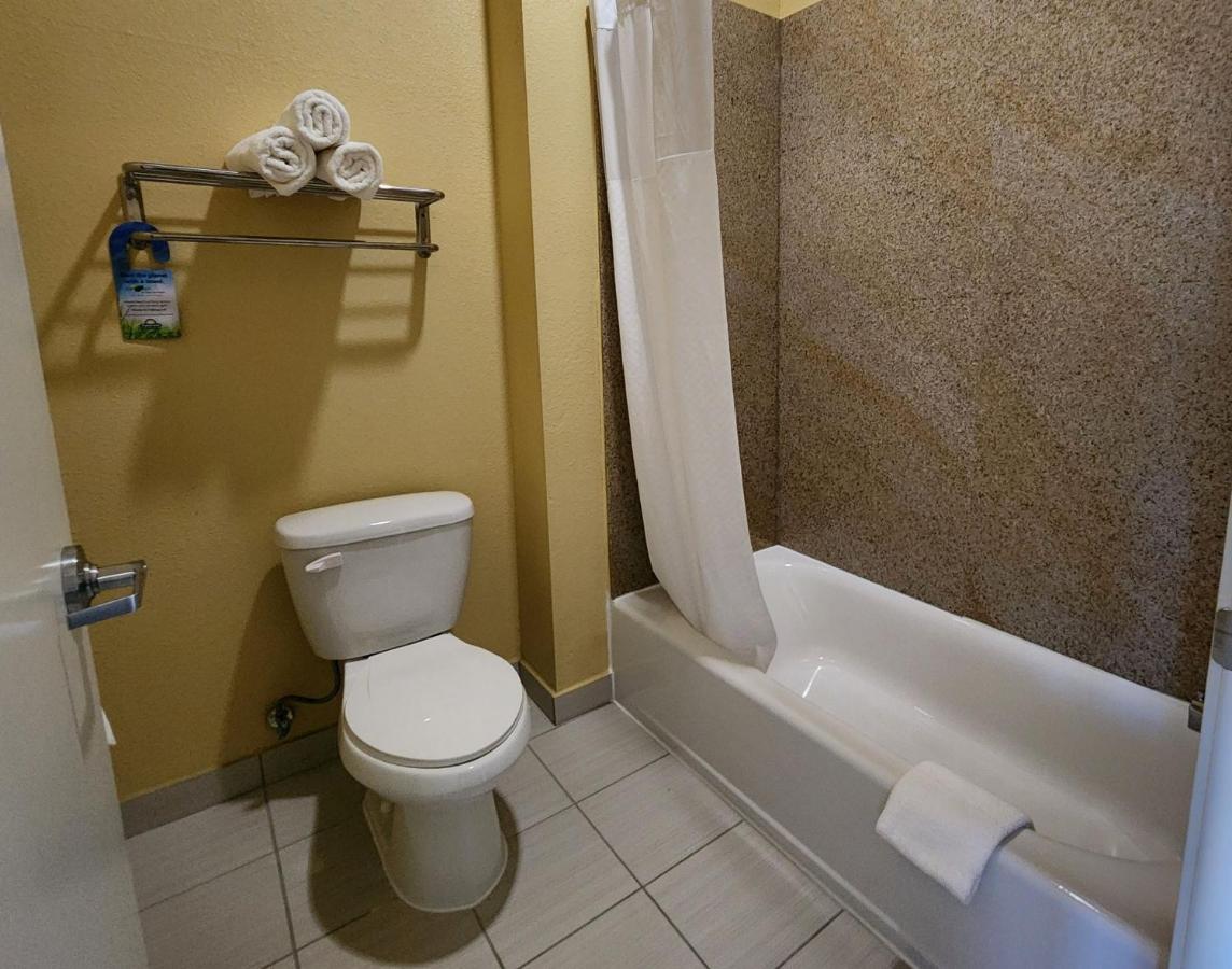 King Room - Smoking at Days Inn by Wyndham Baytown East