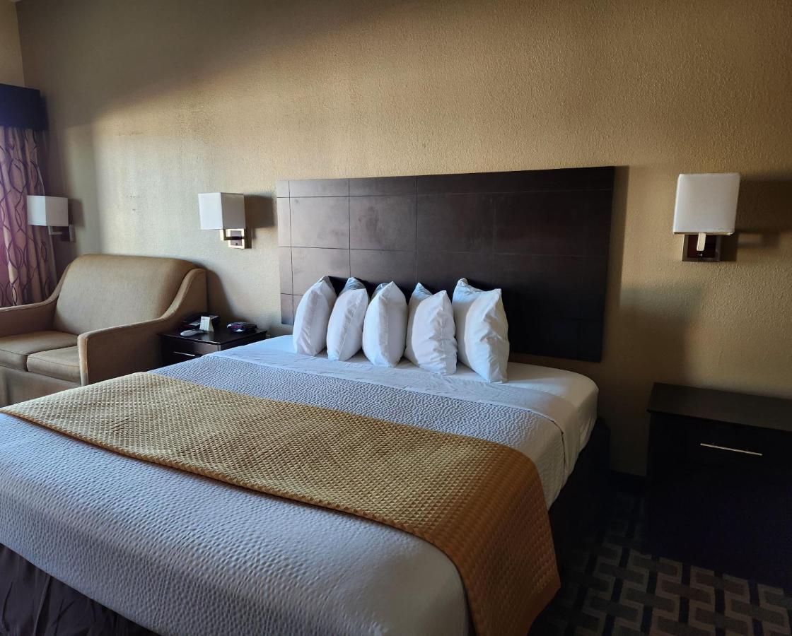 Deluxe Queen Room - Disability Access/Non-Smoking at Days Inn by Wyndham Baytown East